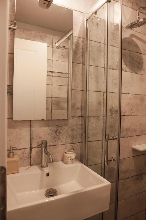 Lovely 1St Fl. Apt, With Balcony In Pagrati Атина Екстериор снимка
